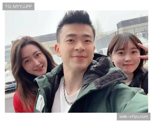 郑思维训练像机器人，出门像模特，随手一块表就把我房租比下去